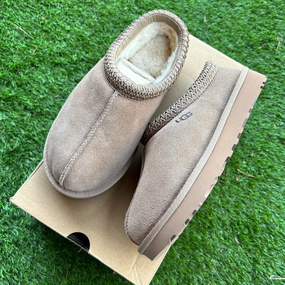 🍂UGG 🍂Women's Tan and Brown 🍂 - Picture 3 of 4